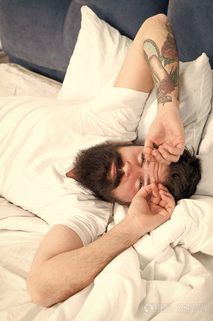 让我们开始新的一天放松和睡眠概念大胡子的家伙睡在白床单上健康的