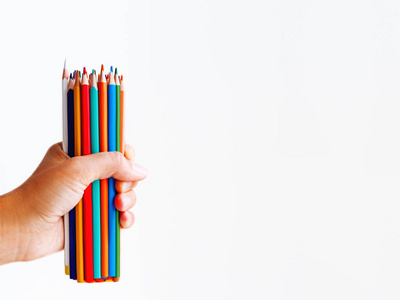 拿着彩色铅笔图片