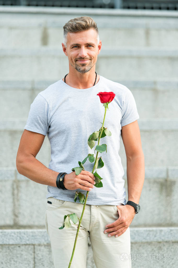 为他的爱惊喜没有爱生命是短暂的帅哥与玫瑰花浪漫约会恋爱中的男人