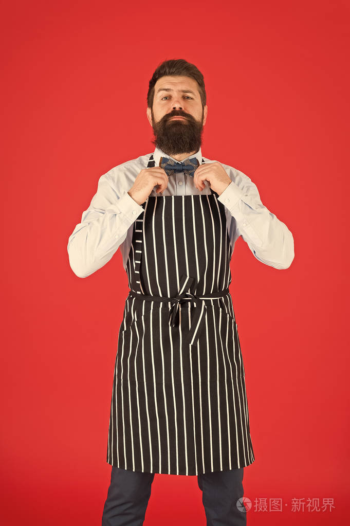 穿着工作制服留胡子的酒保或厨师.长胡子的侍者或仆人