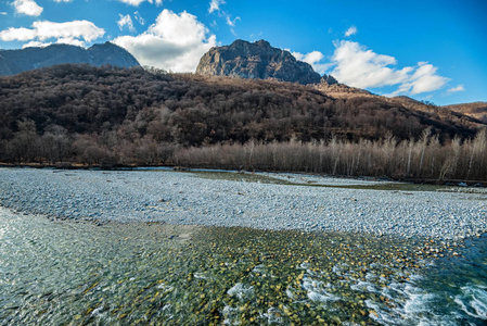 北高加索冬季宽浅山河景观图片