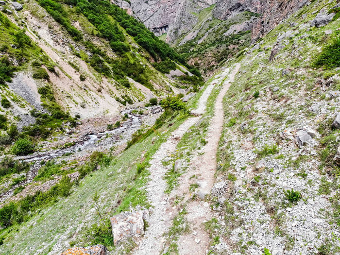 夏季山路狭窄风景如画
