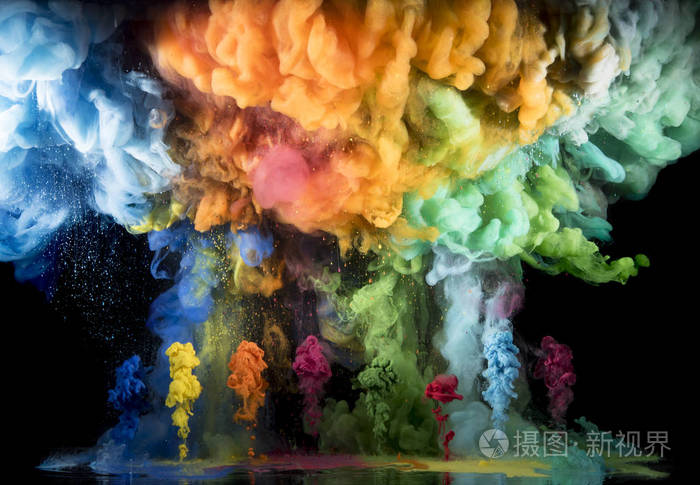 五颜六色的彩虹颜料从上面滴下在水中混合墨水在水下旋转