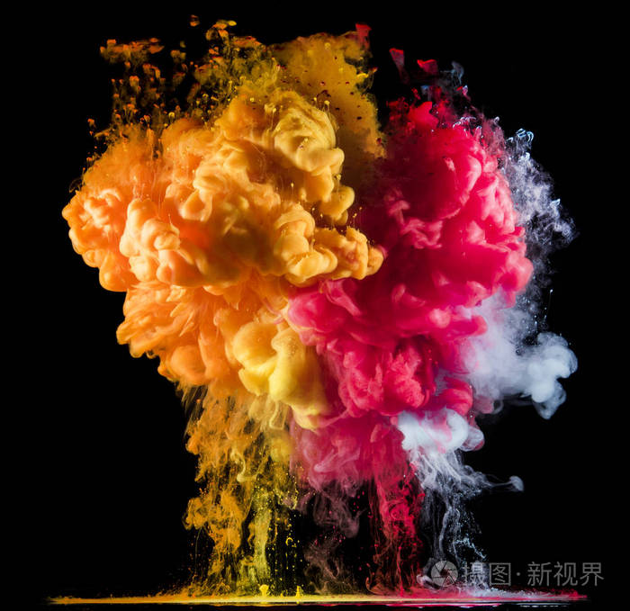 五颜六色的颜料从上面滴下来在水中混合墨水在水下旋转