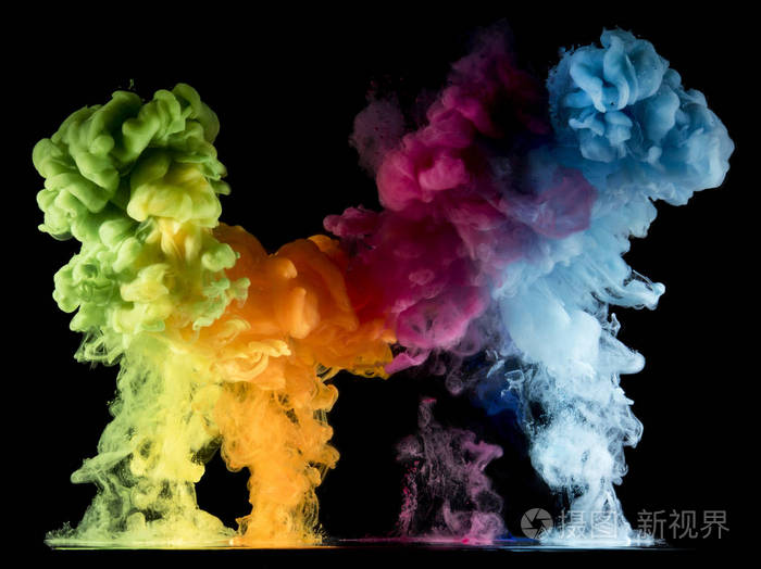 五颜六色的颜料从上面滴下来在水中混合墨水在水下旋转