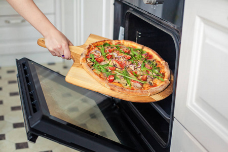 披萨进烤箱图片