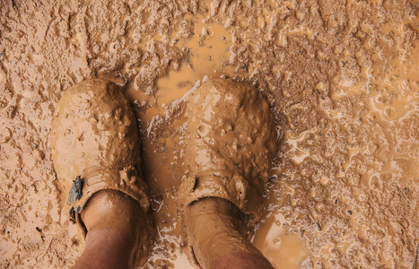 从上面俯瞰泥地里的一双徒步鞋图片