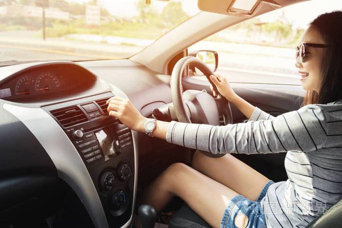 年轻的亚洲女司机坐在车里