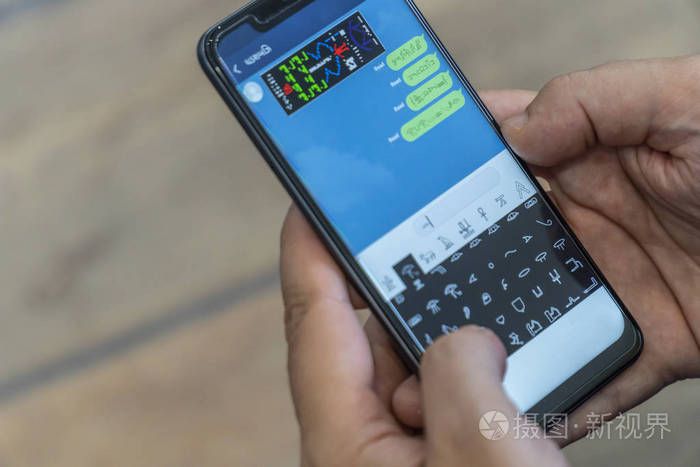 在智能手机上用象形文字写外星人的信息