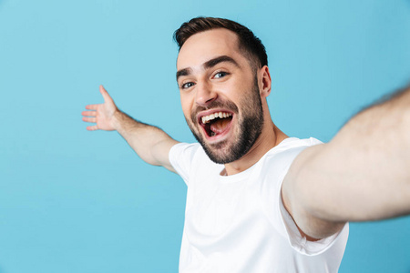 表达快乐的年轻男人图片