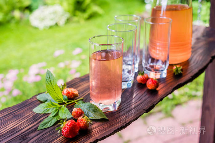 一个满的三个空杯子和一罐果汁斯特劳贝