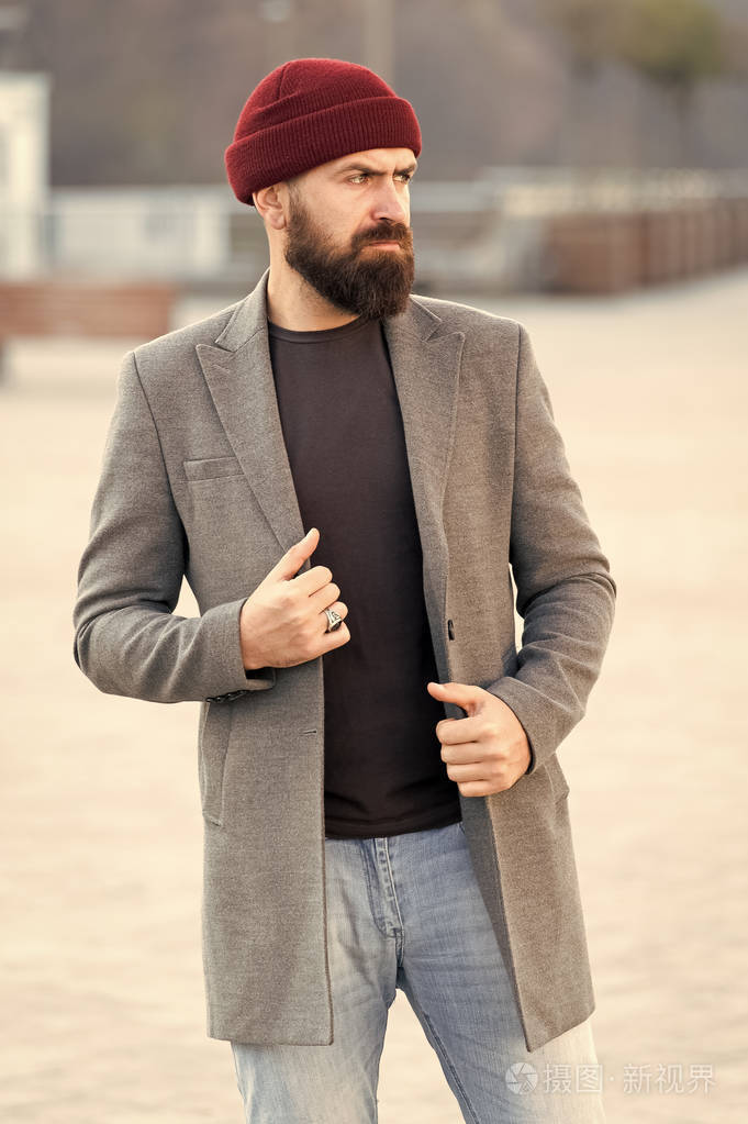 男人胡子时髦时髦的外套和帽子.穿着舒适.达到理想的配合.