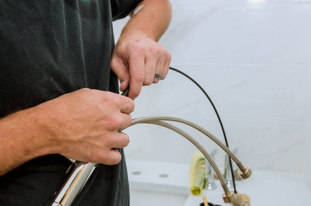 浴室镀铬水龙头管道工的安装图片