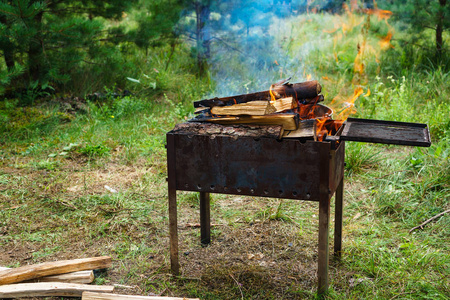 烧烤架上燃烧的火焰照片