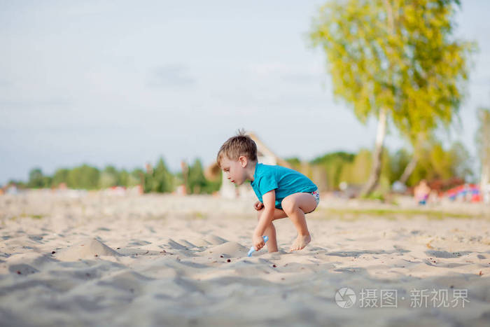 在海滩上玩耍的男孩。暑假家庭度假时孩子们在海上玩耍