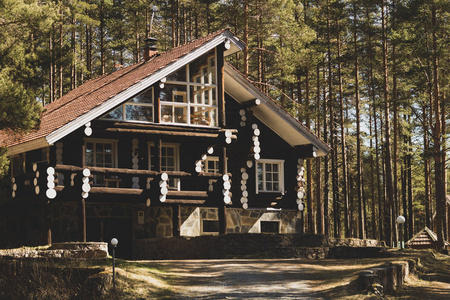 森林里美丽的原木小屋照片