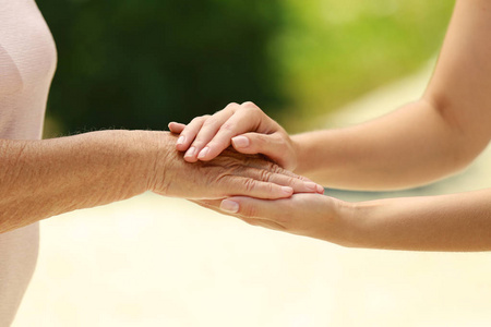 关心残疾人图片