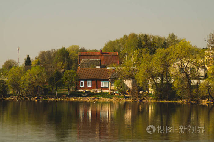 湖屋村里海边的房子水面倒影景观