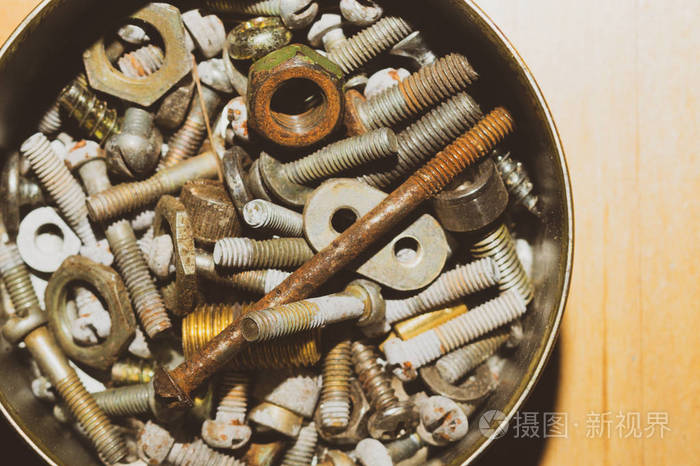 盒子里的旧螺丝钉各种各样的螺丝盒子里一堆紧固件木工车间工作工具