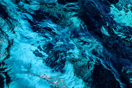 沸腾的地中海海水,开阔海面的俯视图照片