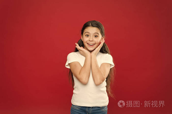 小女孩兴奋的笑脸.孩子开心可爱的脸感觉兴奋的红色背景.