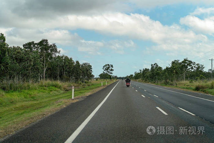 在乡村公路上骑摩托车的人照片-正版商用图片2n7384-摄图新视界