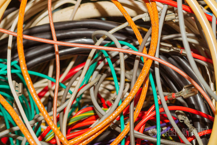 用过的彩色电线一堆不同的旧电缆