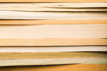 一摞古书.有许多旧书背景的图书馆.水平射击照片