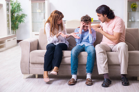 二胎矛盾图片-二胎矛盾素材-二胎矛盾插画-摄图新视界