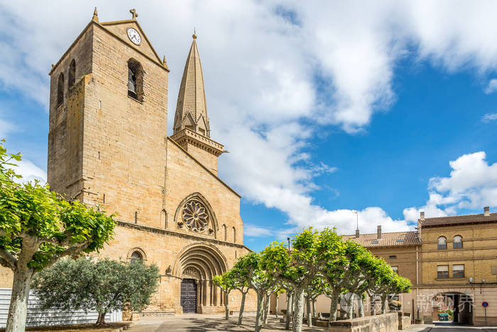 西班牙奥利特圣佩德罗教堂的景色