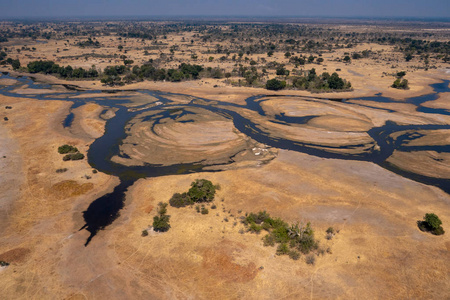 奥卡万戈三角洲枯水期河道航拍照片