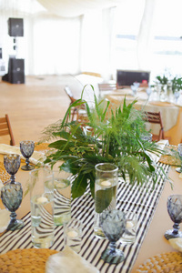 精美典雅的玻璃烛台婚宴桌图片