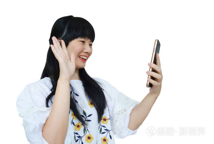 可爱的亚洲女孩微笑着用手机聊天
