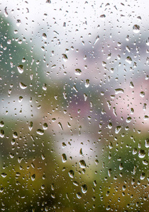 雨滴落在窗玻璃上图片