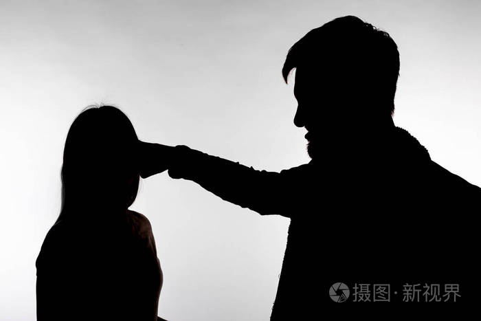 家庭暴力和虐待概念男人殴打手无寸铁的女人的剪影