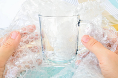 用泡泡纸包装经典玻璃茶杯图片