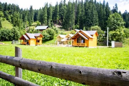 在绿色的草坪上的小屋图片