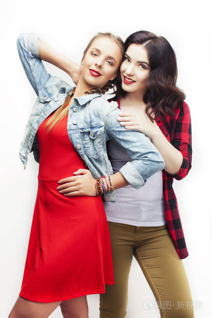 女孩在一起玩得开心,在白色的背景上摆出感性的姿势,美女们开心的微笑