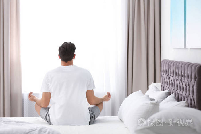 在家里打坐在床上的男人禅宗观念