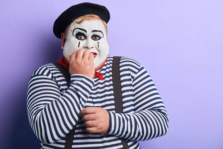 害怕情绪化的胖小丑咬指甲照片