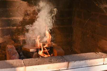 烧木料的炉子图片