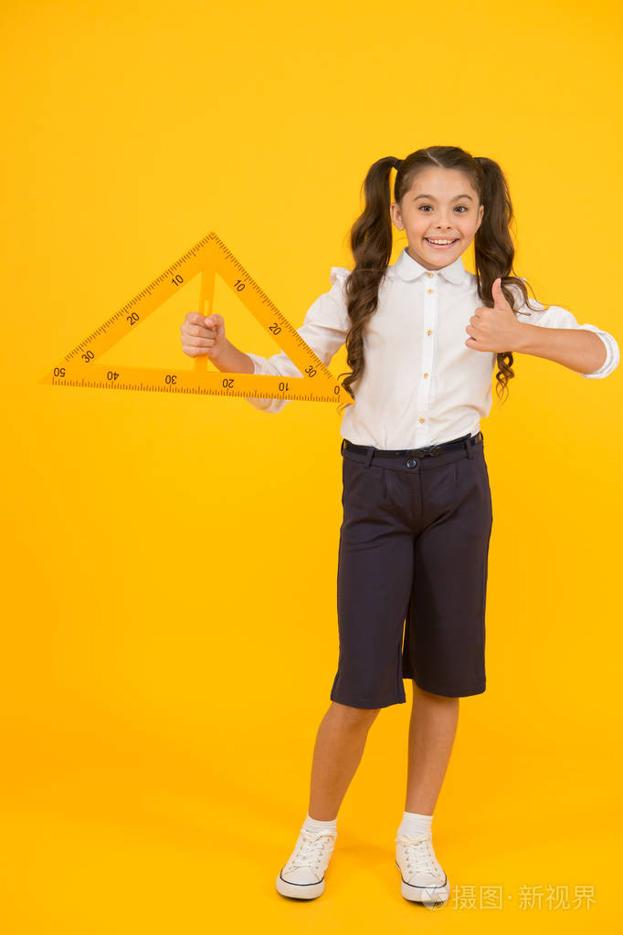三角形直角。知识日。女校服校服举行几何课。数学stem建筑学系。测量设备。孩子可爱的学校学生学习数学