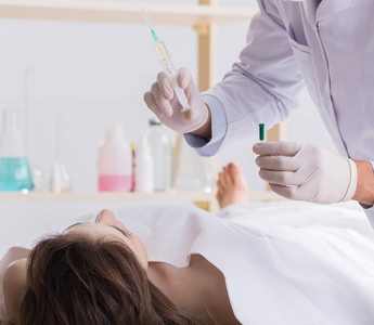 验尸官在停尸房检查尸体照片