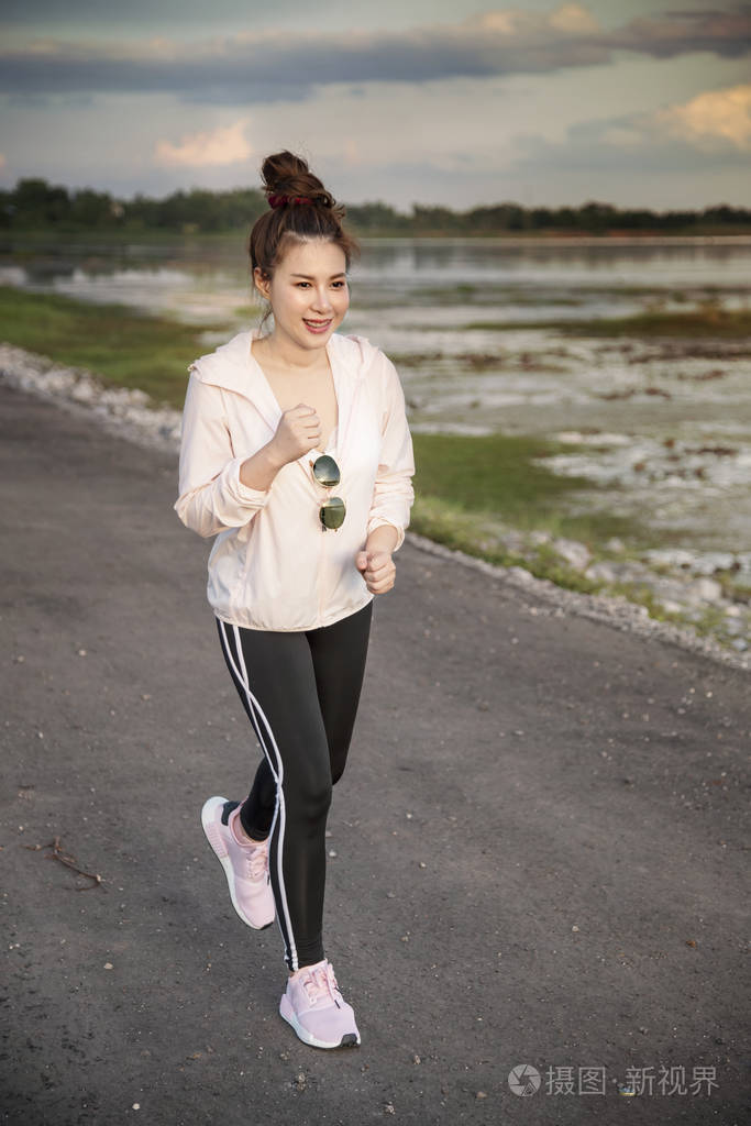 时尚运动装的运动女孩