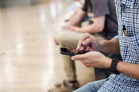 发短信给特别的人年轻的休闲商人拿着智能手机发短信给我照片