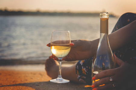 在海边喝酒.选择性聚焦.照片