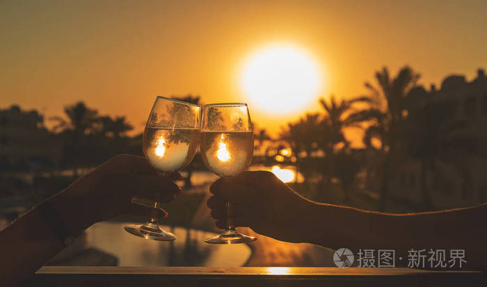 在海边喝酒选择性聚焦