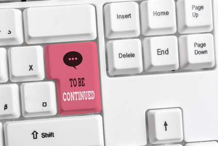 概念照片表明故事继续在下一集白色电脑键盘上用空白笔记纸在白色背景