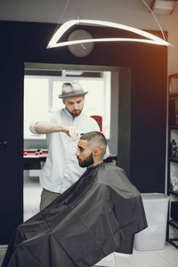 一个男人在理发店理发图片