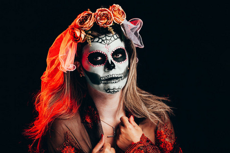 卡拉维拉卡特琳娜的特写肖像.年轻的女人,涂着糖霜的头骨.